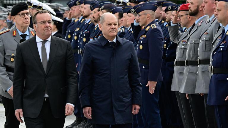 Boris Pistorius und Olaf Scholz beim Abschlussappell zur Würdigung der Mali-Einsätze der Bundeswehr