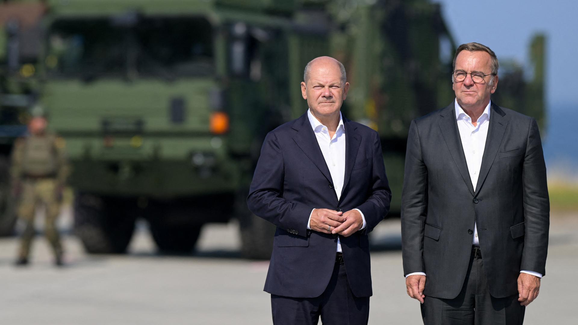 Olaf Scholz und Boris Pistorius bei der Inbetriebnahme des Luftverteidigungssystems IRIS-T SLM in der Bundeswehrkaserne Todendorf in Panker.