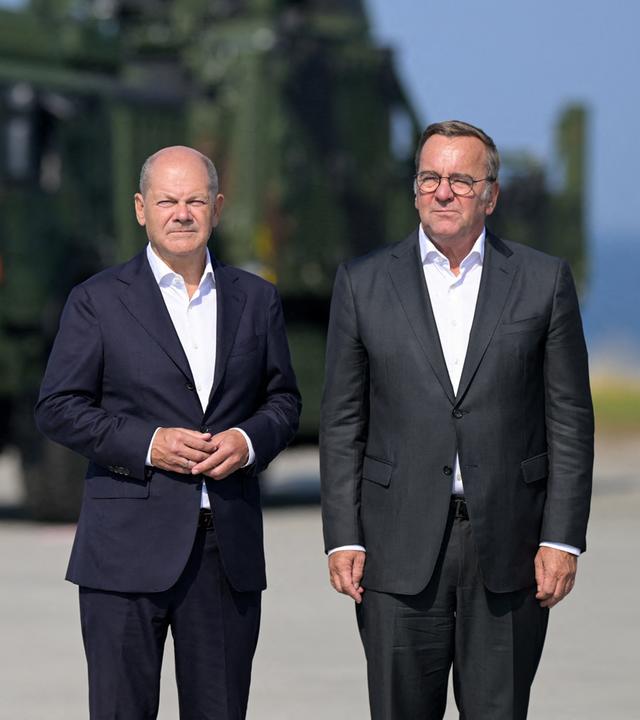 Olaf Scholz und Boris Pistorius bei der Inbetriebnahme des Luftverteidigungssystems IRIS-T SLM in der Bundeswehrkaserne Todendorf in Panker.