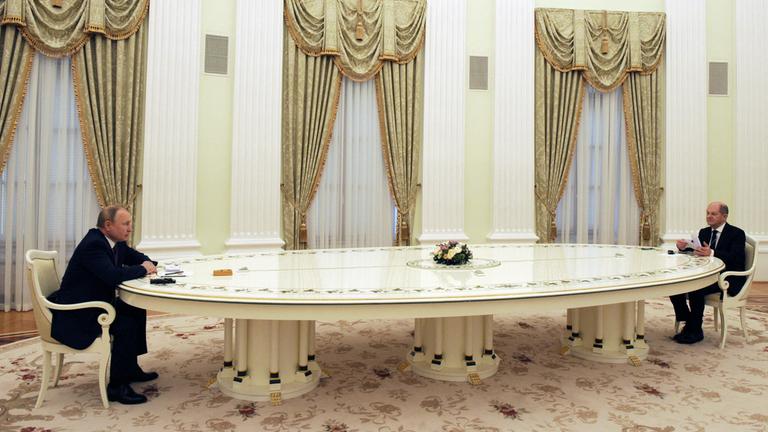 Russland, Moskau: Bundeskanzler Olaf Scholz und Russlands Präsident Wladimir Putin an einem Tisch.