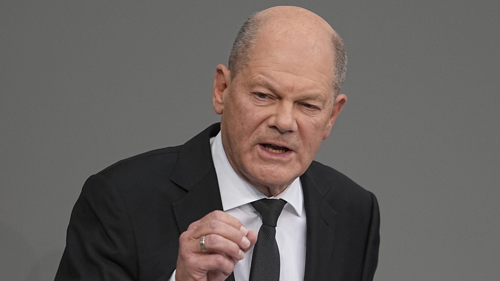 Bundeskanzler Olaf Scholz gibt im Bundestag eine Regierungserklärung ab.