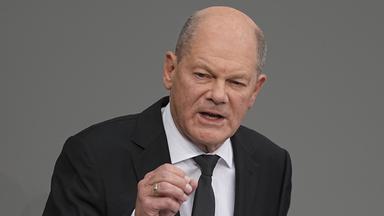 Bundeskanzler Olaf Scholz gibt im Bundestag eine Regierungserklärung ab.