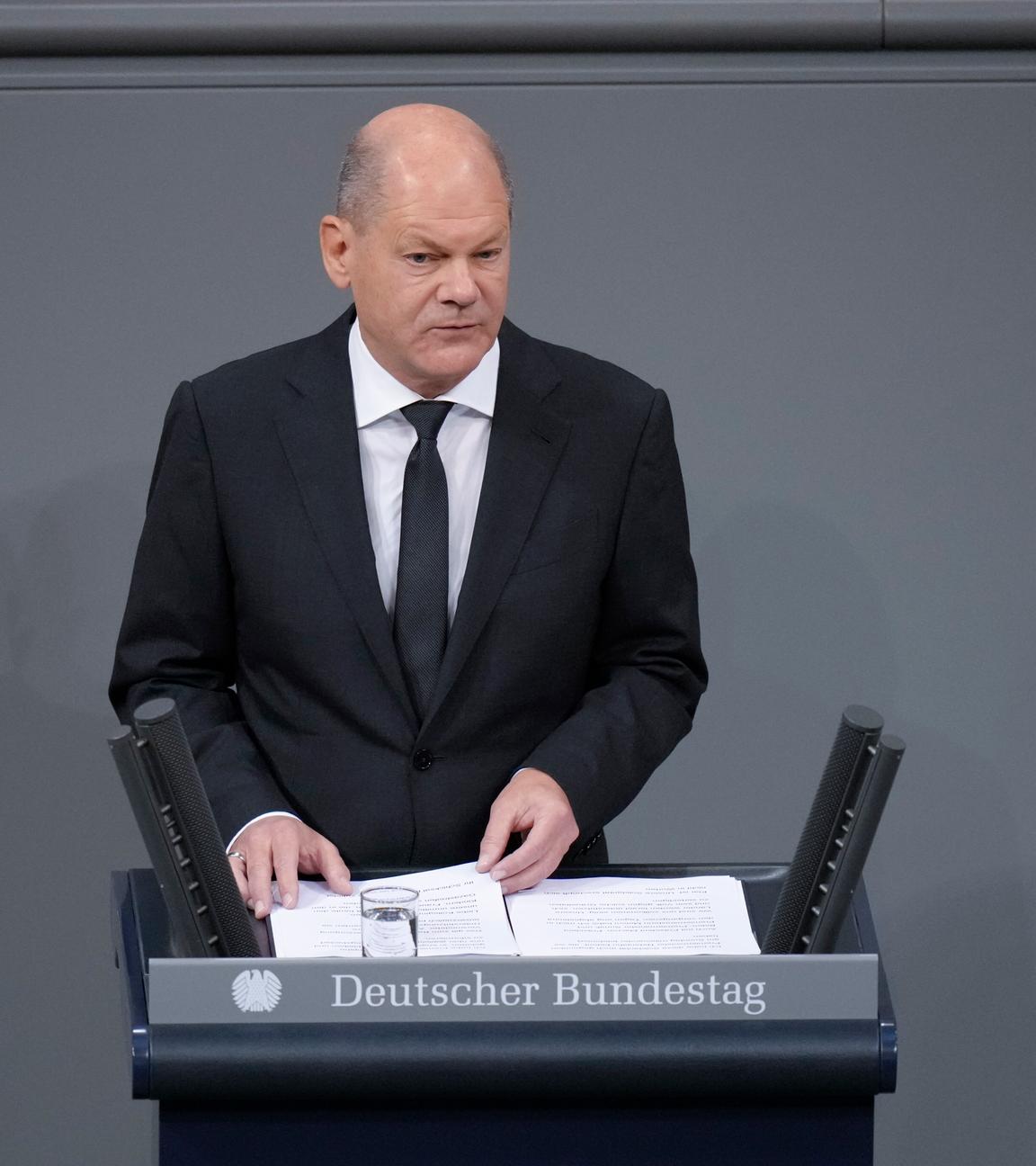Bundeskanzler Olaf Scholz (SPD) im Portrait bei der Abgabe seiner Regierungserklaerung zur Lage Israels bei der 128. Sitzung des Deutschen Bundestag in Berlin, 12.10.2023