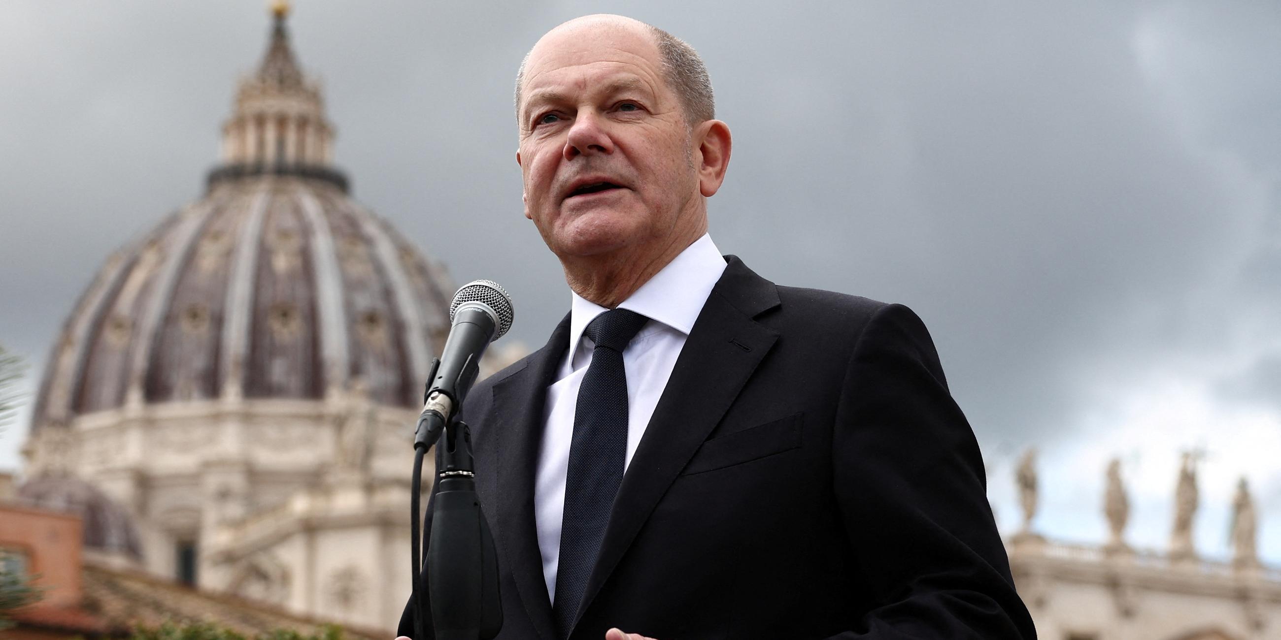 Bundeskanzler Olaf Scholz spricht während einer Pressekonferenz in Rom