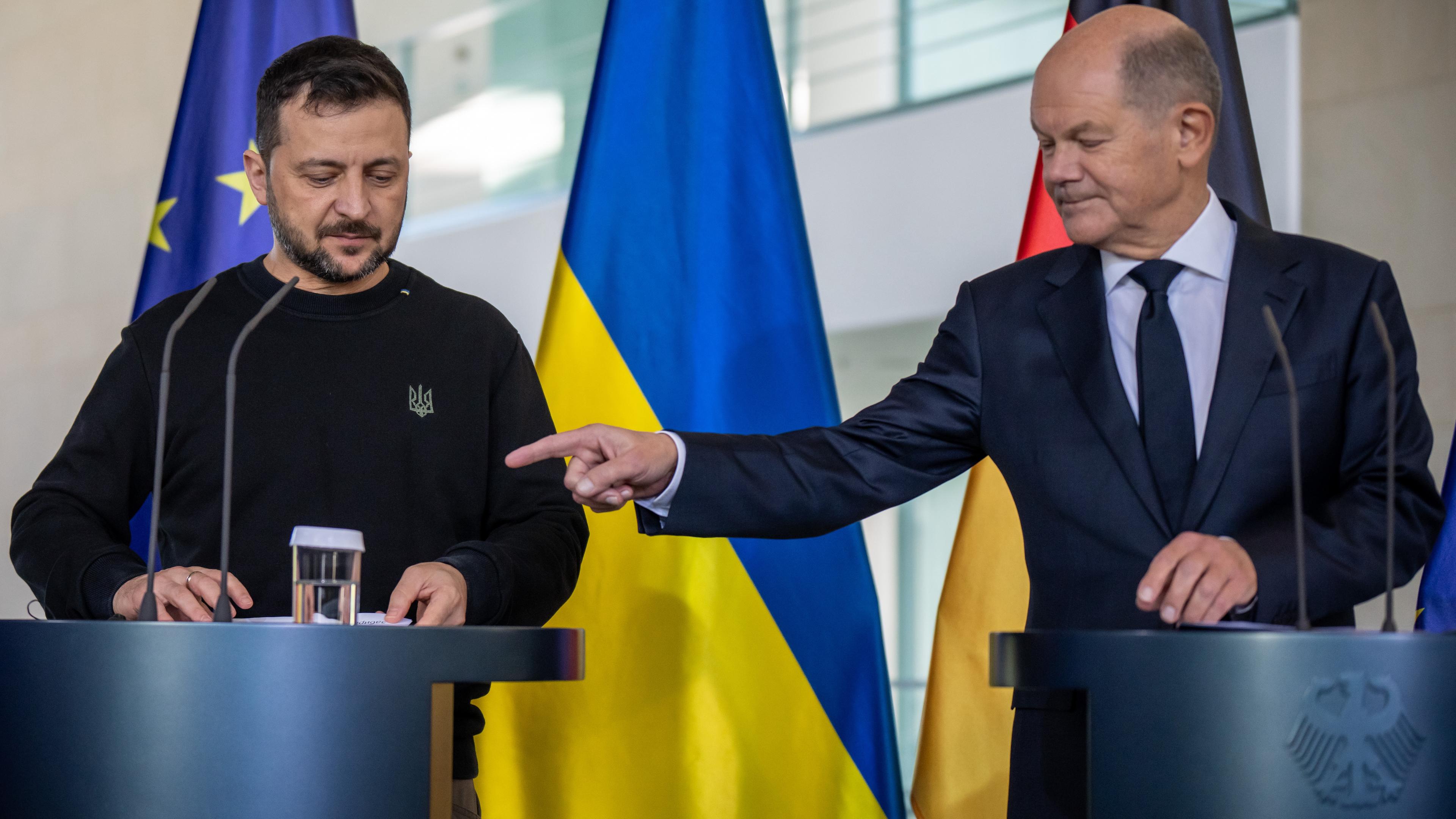 Bundeskanzler Olaf Scholz (SPD), begrüßt Wolodymyr Selenskyj (l), Präsident der Ukraine, vor dem Bundeskanzleramt.