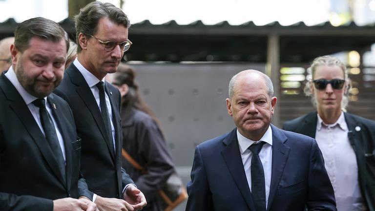 Bundeskanzler Olaf Scholz, Ministerpräsident Hendrik Wüst und der Solinger Oberbürgermeister Tim Kurzbach kommen am Rathaus in Solingen an.