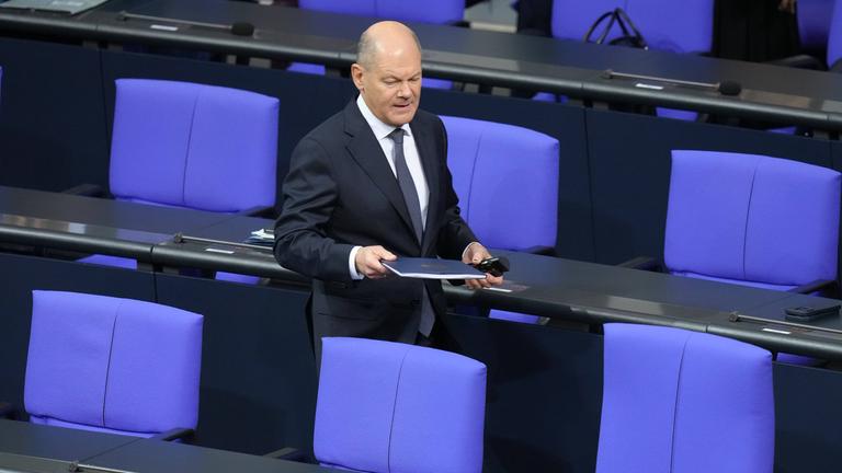 Bundeskanzler stellt die Vertrauensfrage im Deutschen Bundestag