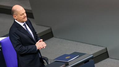 Bundeskanzler Olaf Scholz stellt die Vertrauensfrage im Deutschen Bundestag