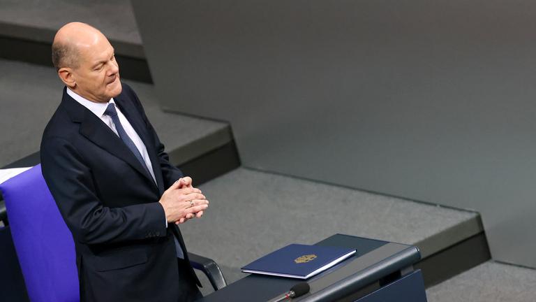 Bundeskanzler Olaf Scholz stellt die Vertrauensfrage im Deutschen Bundestag