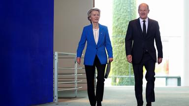 Olaf Scholz und Ursula von der Leyen auf dem Weg zur Pressekonferenz