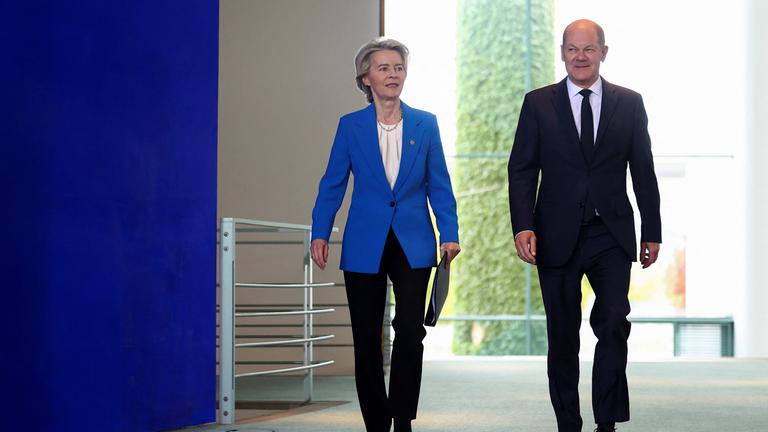 Olaf Scholz und Ursula von der Leyen auf dem Weg zur Pressekonferenz