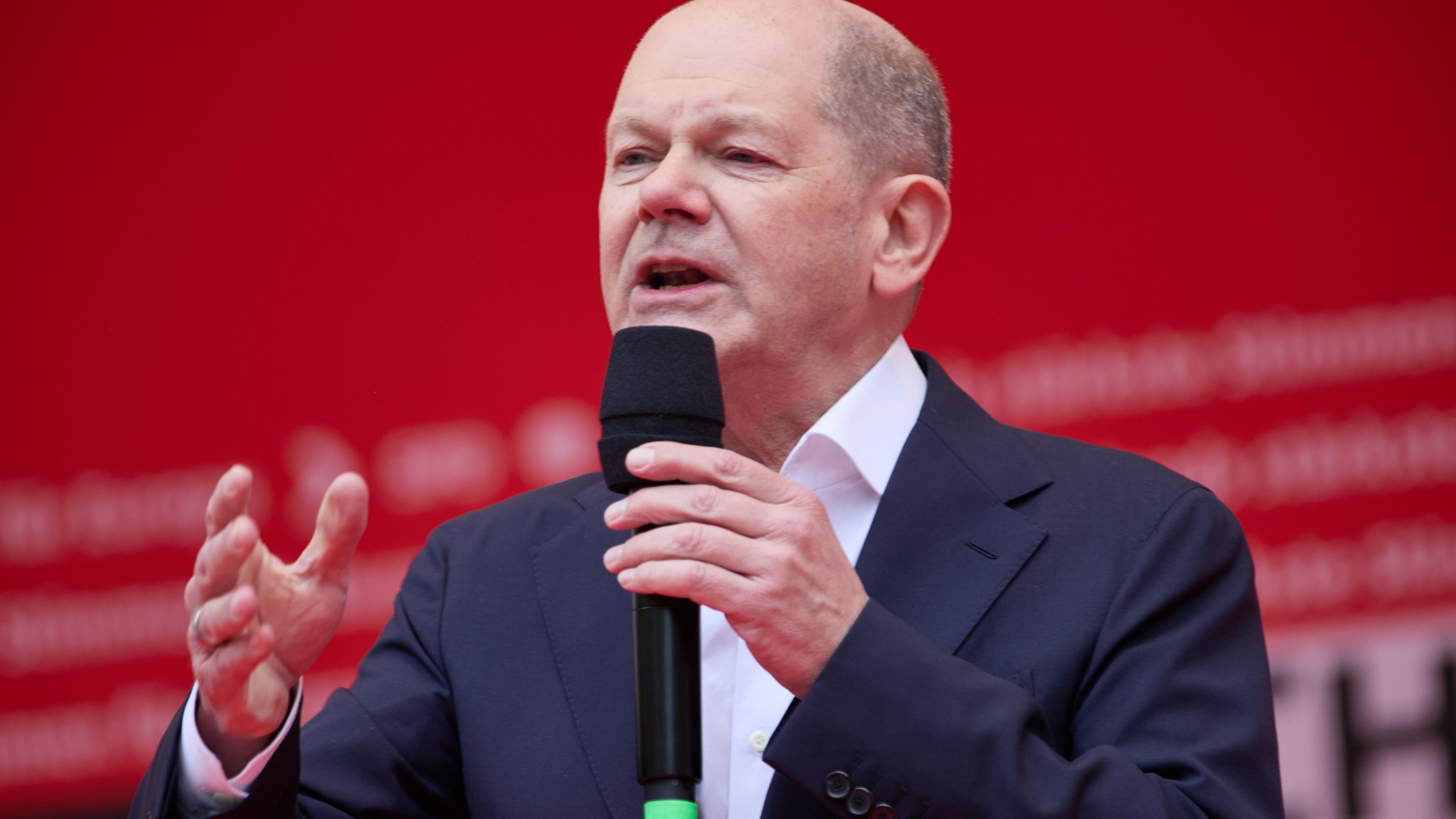 Hamburg: Olaf Scholz (SPD), Bundeskanzler, steht beim SPD-Europa-Wahlkampfauftakt auf dem Fischmarkt auf der Bühne. 