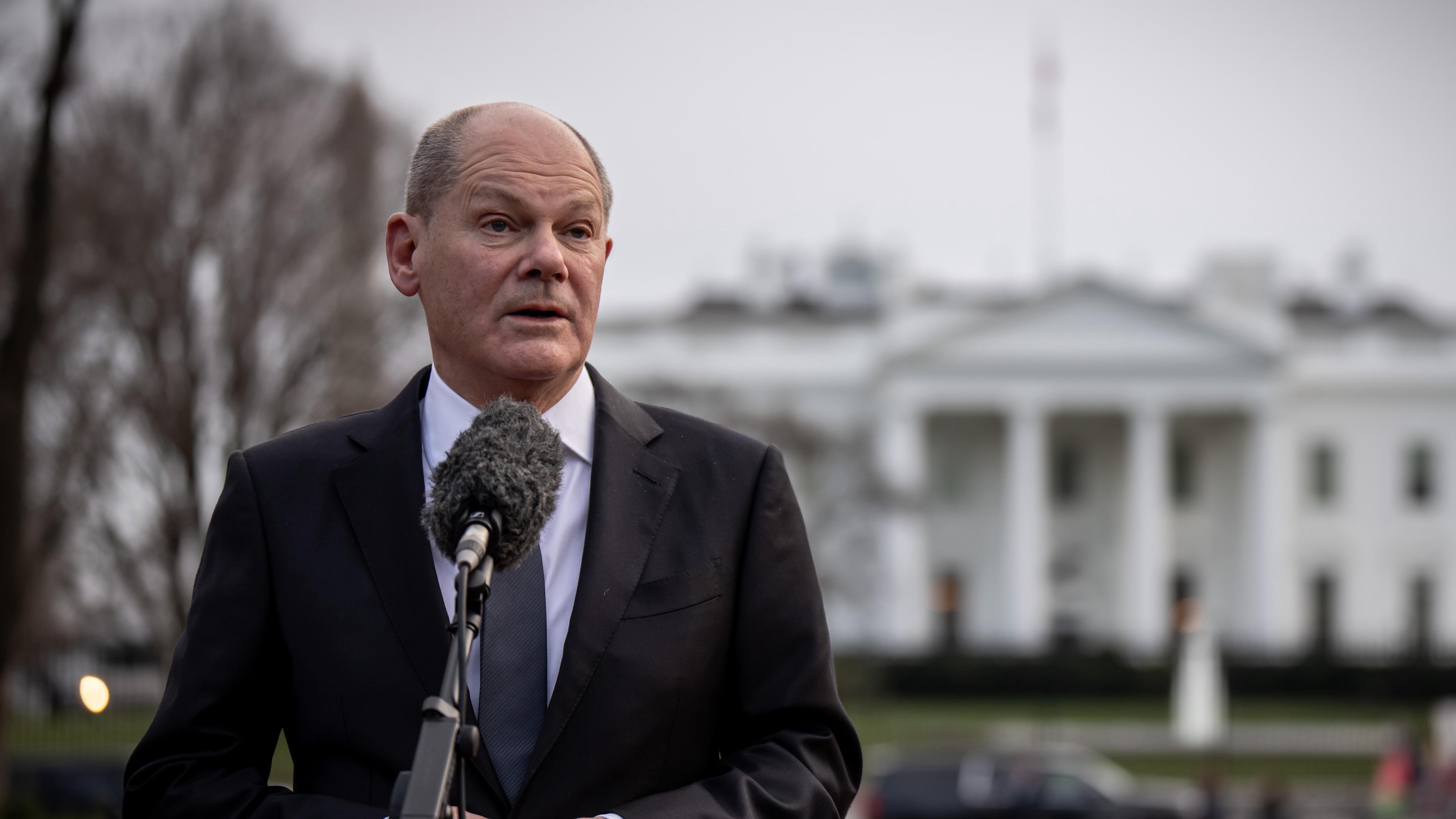 Olaf Scholz vor dem Weißen Haus