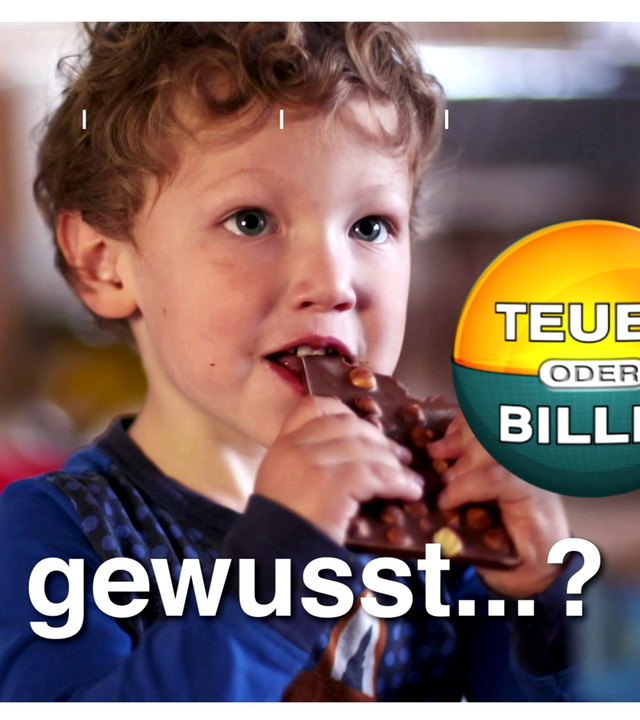 Kind beißt in Schokoladentafel