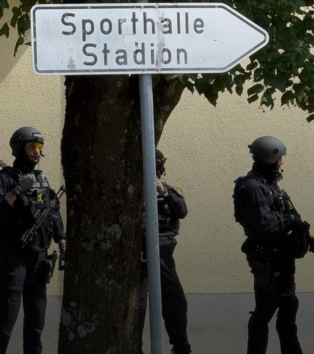 Polizisten stehen vor dem Welfen-Gymnasium. 