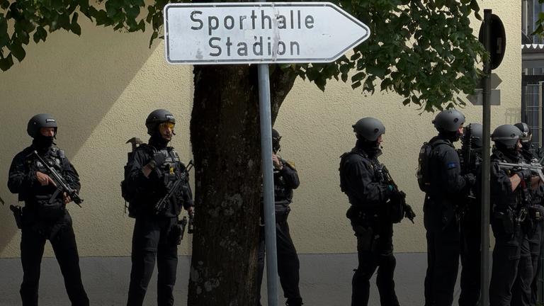 Polizisten stehen vor dem Welfen-Gymnasium. 