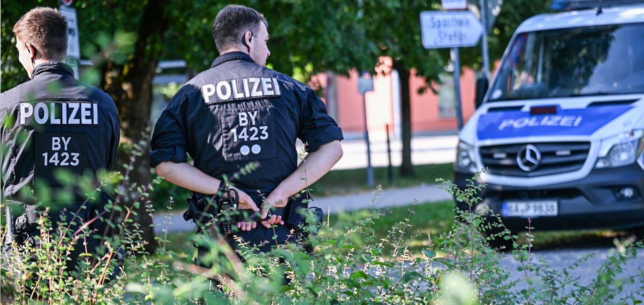 Kräfte der bayerischen Polizei stehen am 09.07.2026 in der Nähe des Welfen-Gymnasiums in Schongau.