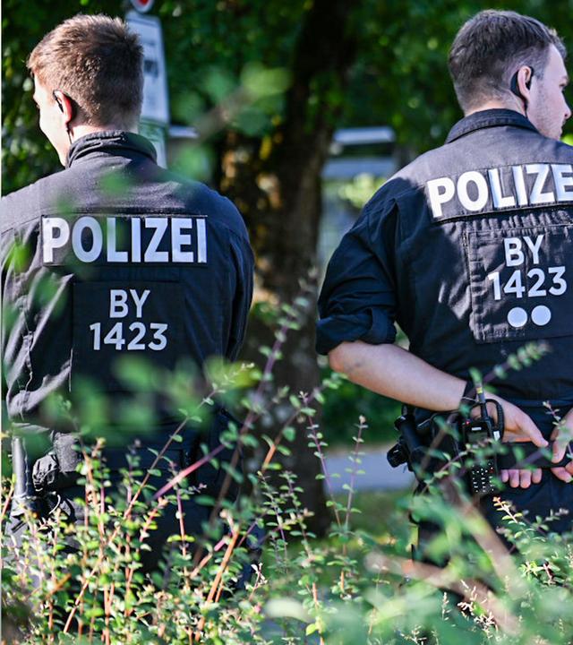 Kräfte der bayerischen Polizei stehen am 09.07.2026 in der Nähe des Welfen-Gymnasiums in Schongau.