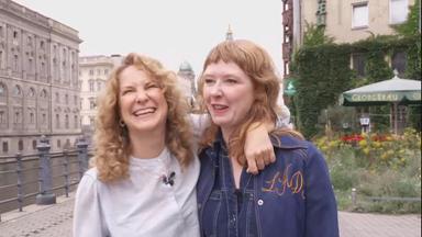 Auf dem Bild zu sehen ist: Die Schauspielerinnen Chiara Schoras und Sarah Bauerett 