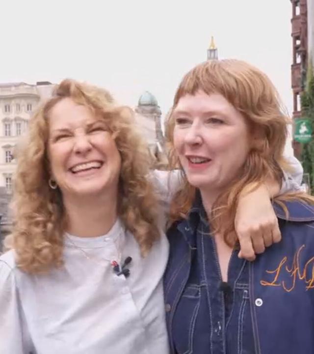 Auf dem Bild zu sehen ist: Die Schauspielerinnen Chiara Schoras und Sarah Bauerett 