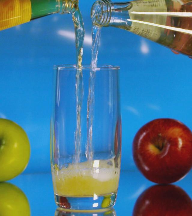 Mineralwasser und Apfelsaft werden zur Schorle vermischt