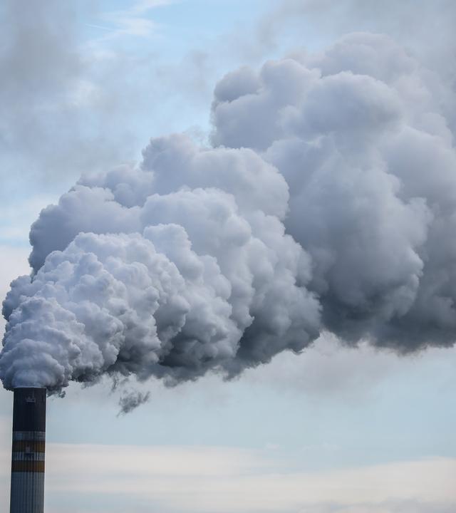 Schornstein eines Industriegebäudes raucht