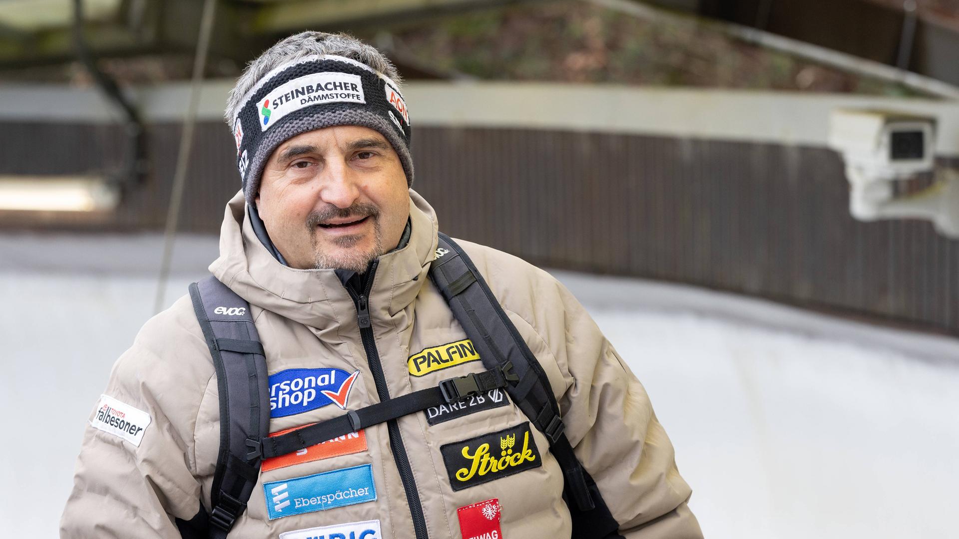 Georg Hackl als Trainer der österreichischen Rennrodler beim Training vor dem Weltcup in Winterberg am 03.12.2025.