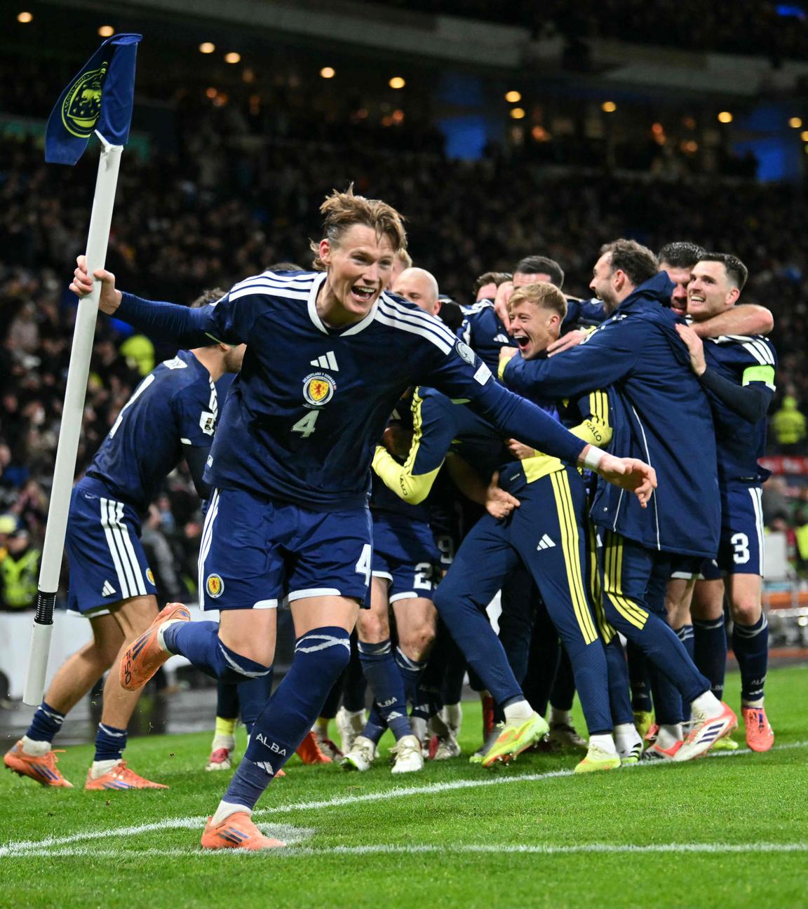 Schottlands Scott McTominay jubelt ausgelassen mit seinem Team über die WM-Qualifikation