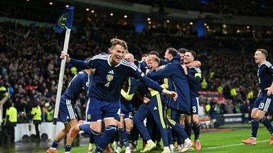 Schottlands Scott McTominay jubelt ausgelassen mit seinem Team über die WM-Qualifikation