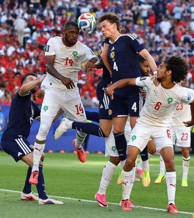 Der schottische Nationalspieler Scott McTominay versucht sich beim WM-Spiel gegen seinen marokkanischen Kontrahenten Issa Diop durchzusetzen.