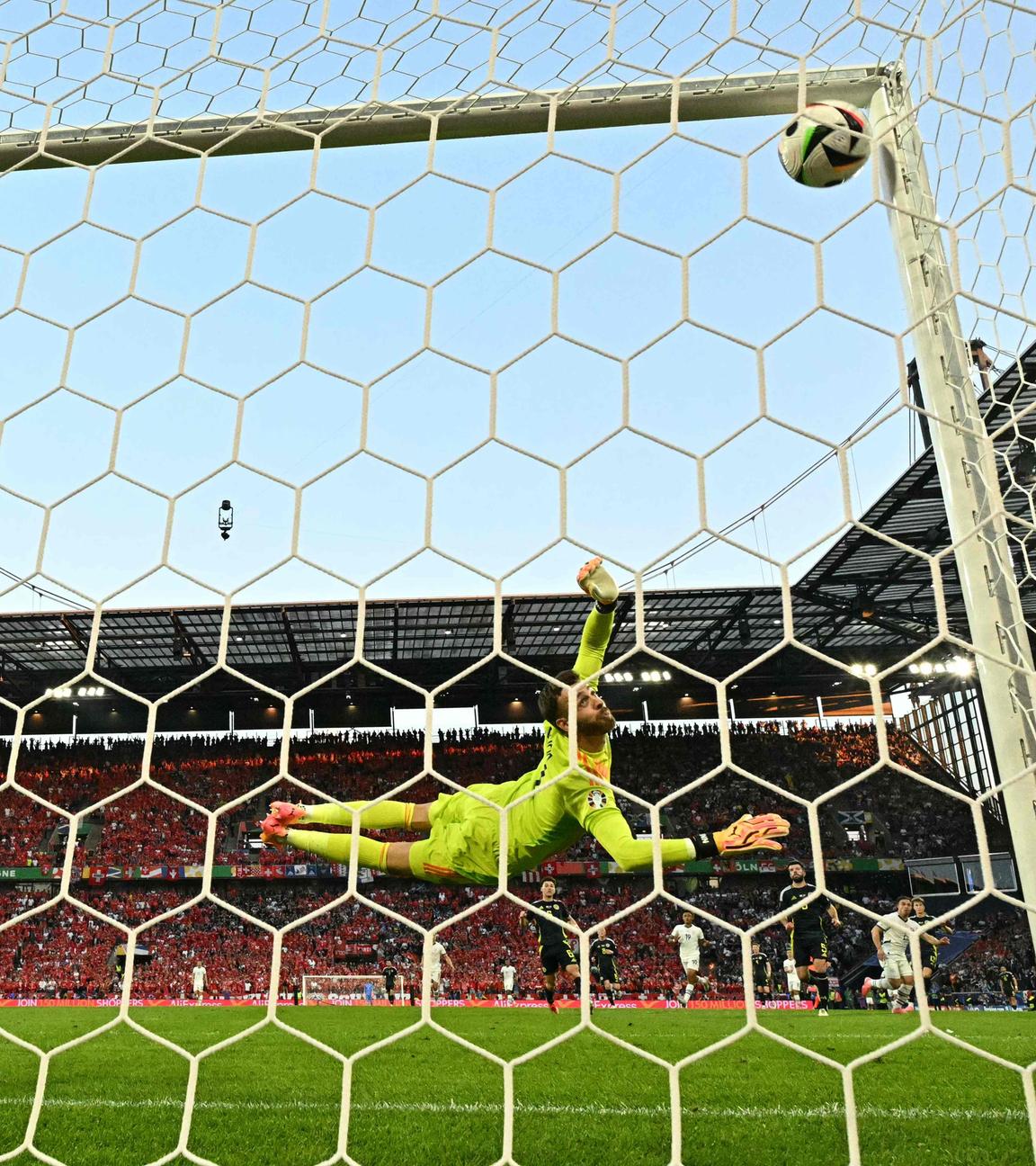 Schottlands Torwart Angus Gunn kann Xherdan Shaqiris Ball nicht halten.
