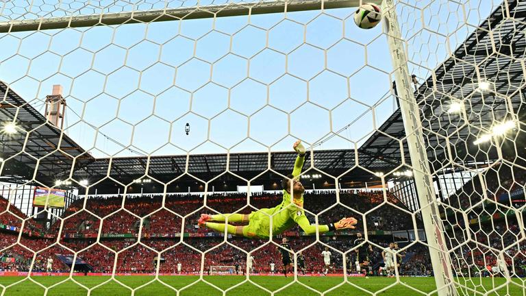 Schottlands Torwart Angus Gunn kann Xherdan Shaqiris Ball nicht halten.