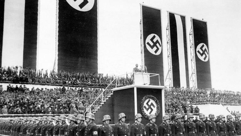 hitler, adolf - bei seiner rede am tag der arbeit auf dem flughafen berlin-tempelhof 1935