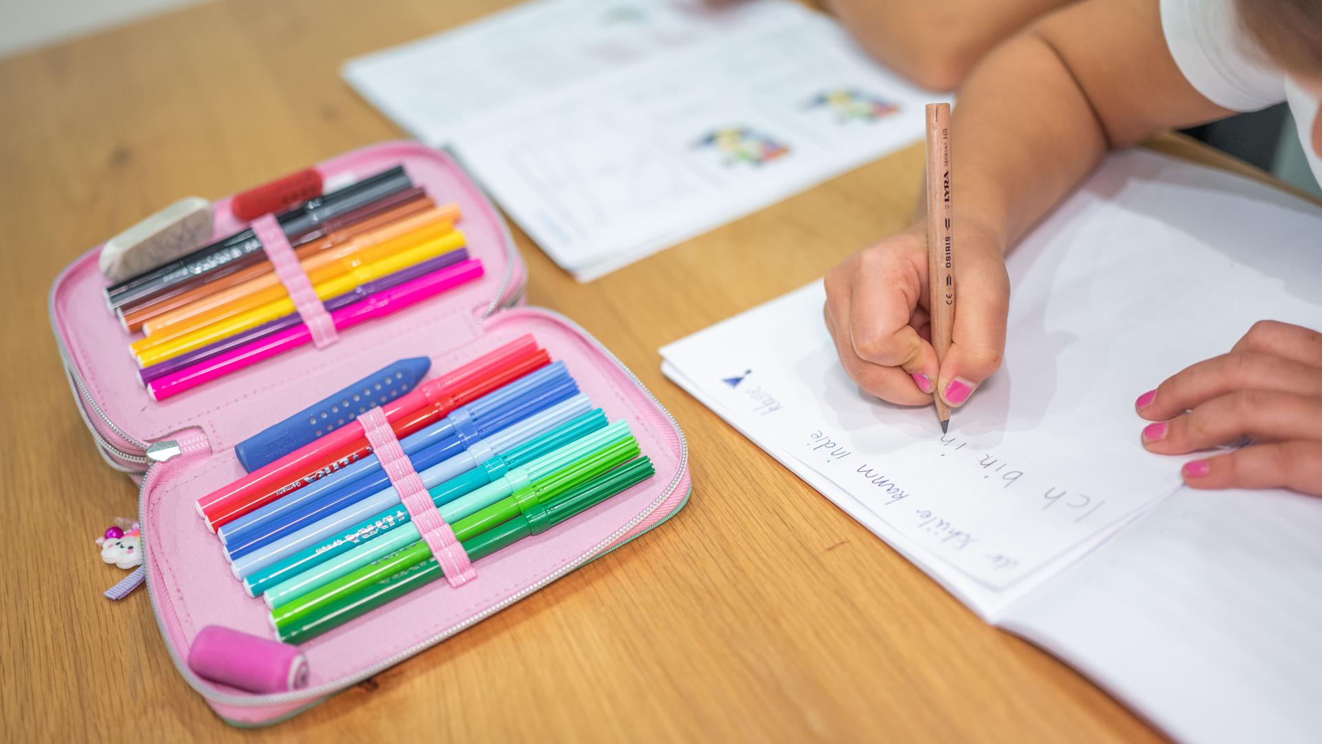 Grundschüler lernen Schreiben.