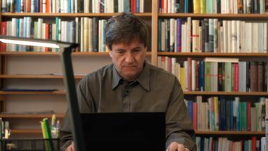 Schriftsteller Markus Orths am Schreibtisch