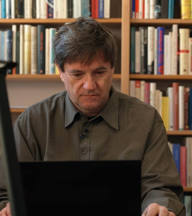 Schriftsteller Markus Orths am Schreibtisch