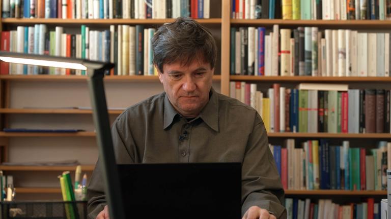 Schriftsteller Markus Orths am Schreibtisch