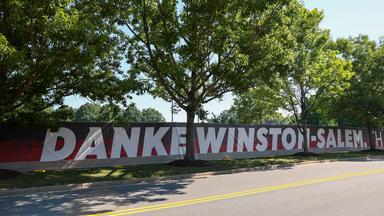 Der Schriftzug "Danke Winston-Salem" hängt am DFB-Trainingszentrum auf dem Gelände der Wake Forest University am 07.06.2026 in den USA.