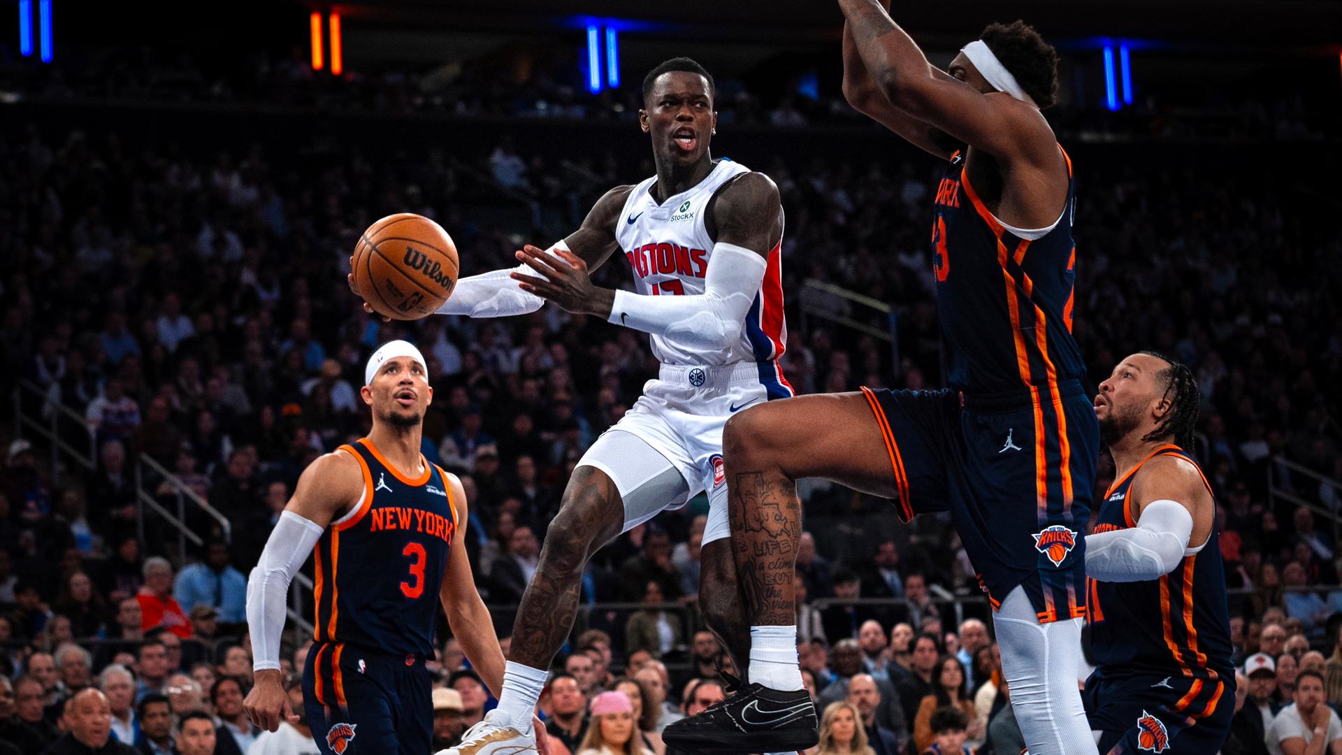 21.04.2025, NBA, New York Knicks - Detroit Pistons: Dennis Schröder, Guard der Detroit Pistons, springt, um den Ball abzugeben.
