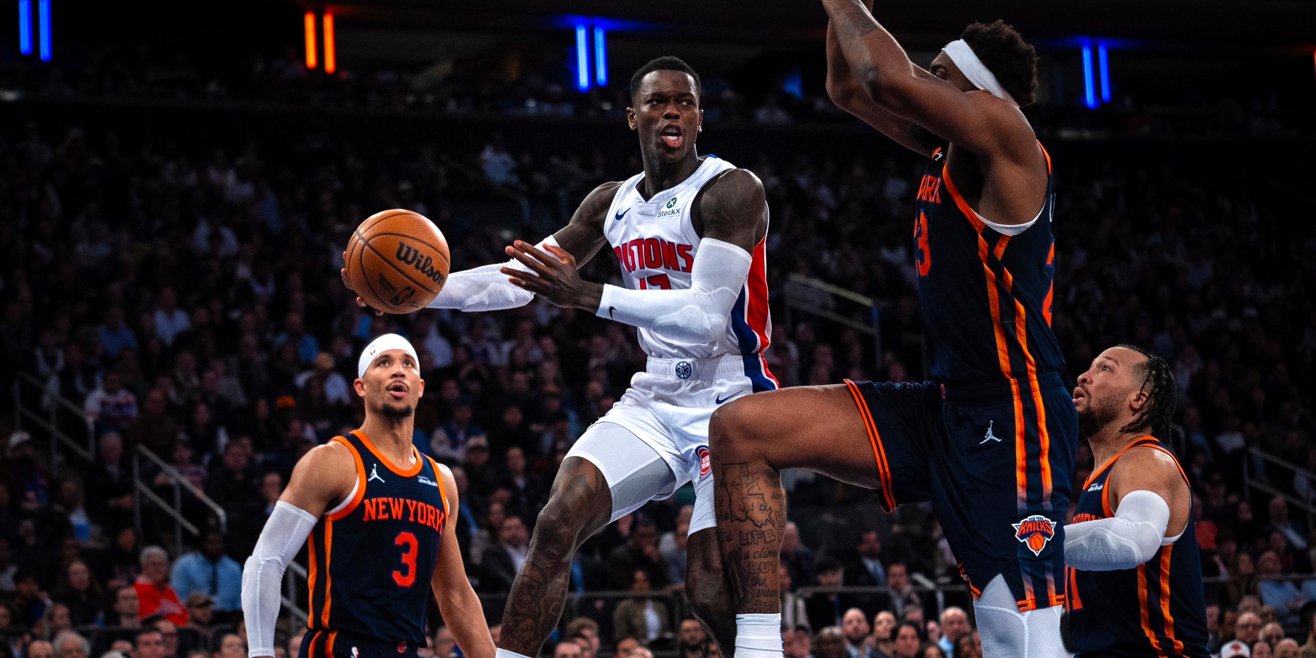 21.04.2025, NBA, New York Knicks - Detroit Pistons: Dennis Schröder, Guard der Detroit Pistons, springt, um den Ball abzugeben.
