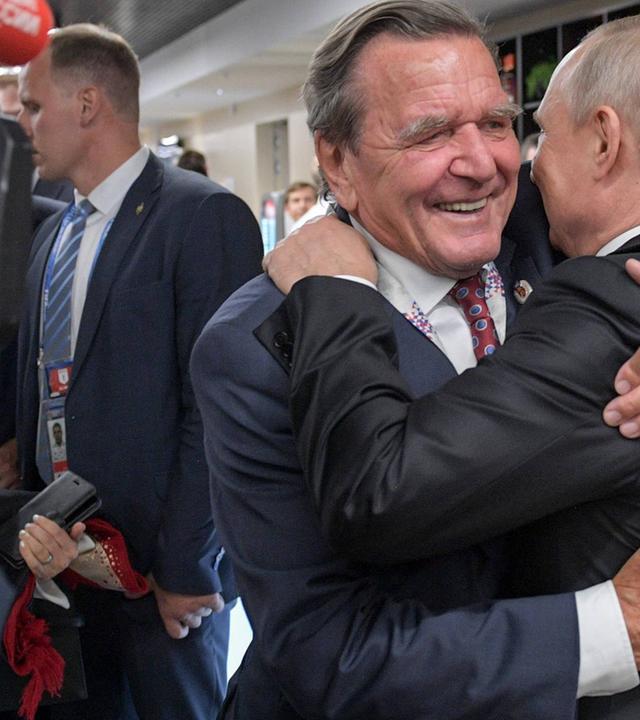 Archiv: Wladimir Putin umarmt Gerhard Schröder zur Begrüßung bei einer FIFA Veranstaltung am 14.06.2018 im Luzhniki Stadium