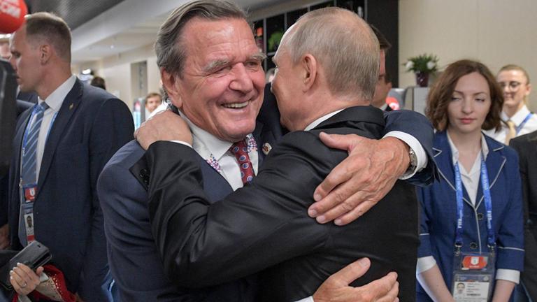 Archiv: Wladimir Putin umarmt Gerhard Schröder zur Begrüßung bei einer FIFA Veranstaltung am 14.06.2018 im Luzhniki Stadium