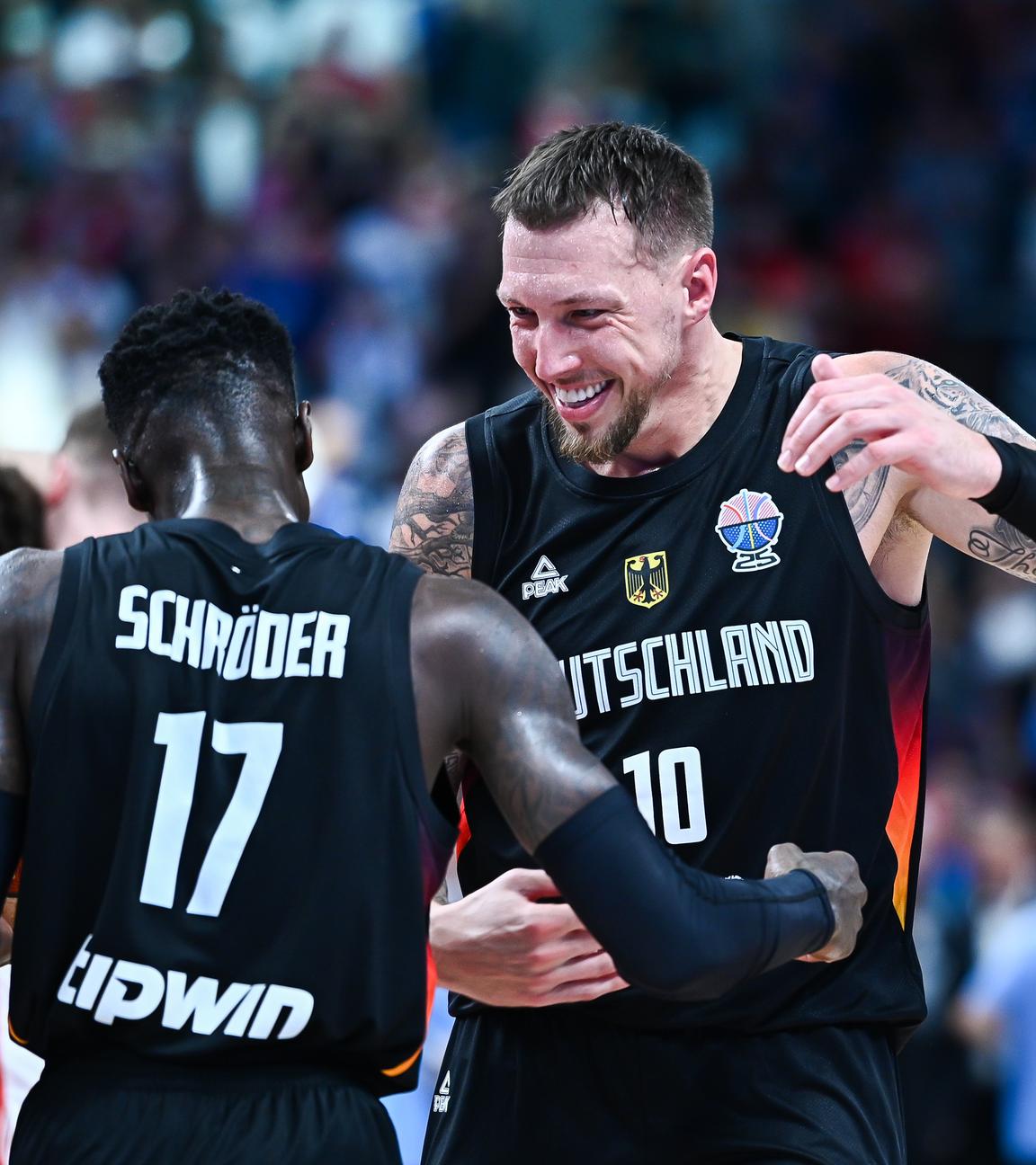 Dennis Schröder und Daniel Theis klatschen sich ab