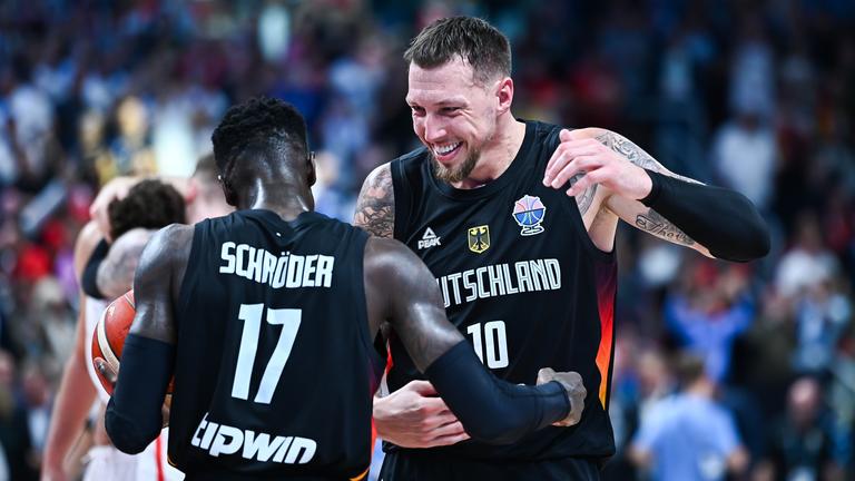 Dennis Schröder und Daniel Theis klatschen sich ab