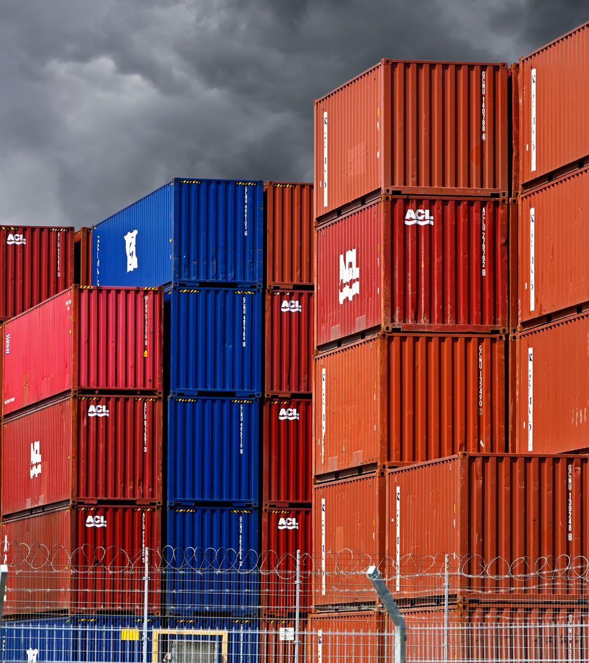 Aufeinander gestapelte Frachtcontainer in einem Hafen