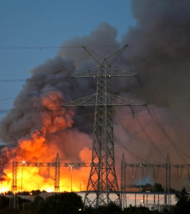 Niedersachsen, Salzgitter: Eine weithin sichtbare Rauchwolke zieht über Salzgitter hinweg. Ein großer Schrottberg steht bei der Salzgitter AG in Flammen. Ein großer Schrotthaufen sei gegen 19.00 Uhr in Flammen aufgegangen, sagte ein Feuerwehrsprecher. Der Brand werde vermutlich noch die gesamte Nacht andauern.