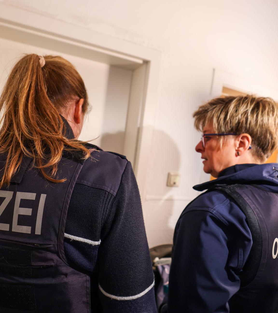 Ziel der Razzia ist es, problematische Bau- und Wohnungsbestände, Sozialleistungsmissbrauch und ausbeuterische Mietverhältnisse aufzudecken. 