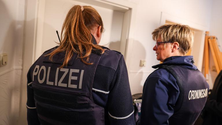 Ziel der Razzia ist es, problematische Bau- und Wohnungsbestände, Sozialleistungsmissbrauch und ausbeuterische Mietverhältnisse aufzudecken. 