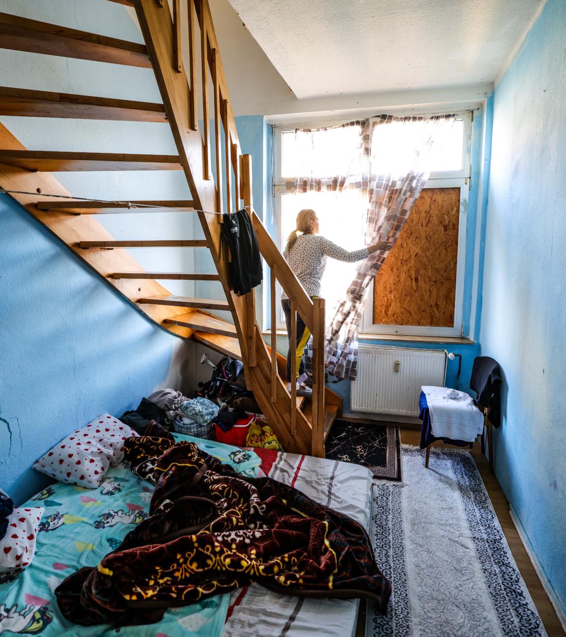 Eine Frau aus Bulgarien steht in einem Zimmer ihrer Wohnung in einer Dortmunder Schrottimmobilie.