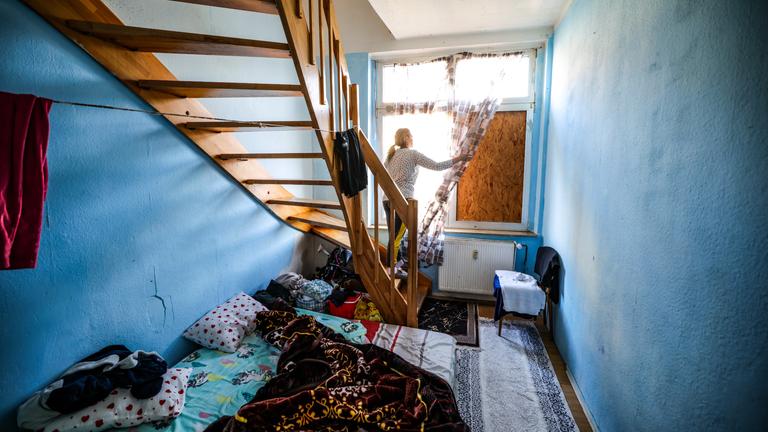 Eine Frau aus Bulgarien steht in einem Zimmer ihrer Wohnung in einer Dortmunder Schrottimmobilie.